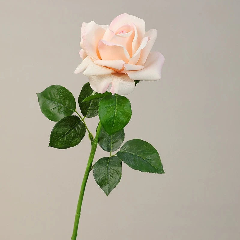 décoration intérieure bouquet roses artificielles blanc rose pâle feuilles vertes classique mariage anniversaire