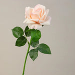 décoration intérieure bouquet roses artificielles blanc rose pâle feuilles vertes classique mariage anniversaire