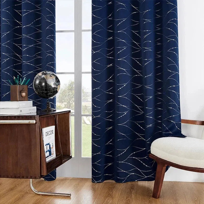 Rideaux élégants à motifs ondulés pour salon moderne, couleur bleu marine. Idéal pour apporter une touche contemporaine et raffinée à votre intérieur. Associez ces rideaux à des meubles en bois pour un style chic et chaleureux. Ajoutez du caractère à votre pièce avec ces habillages de fenêtre tendance.