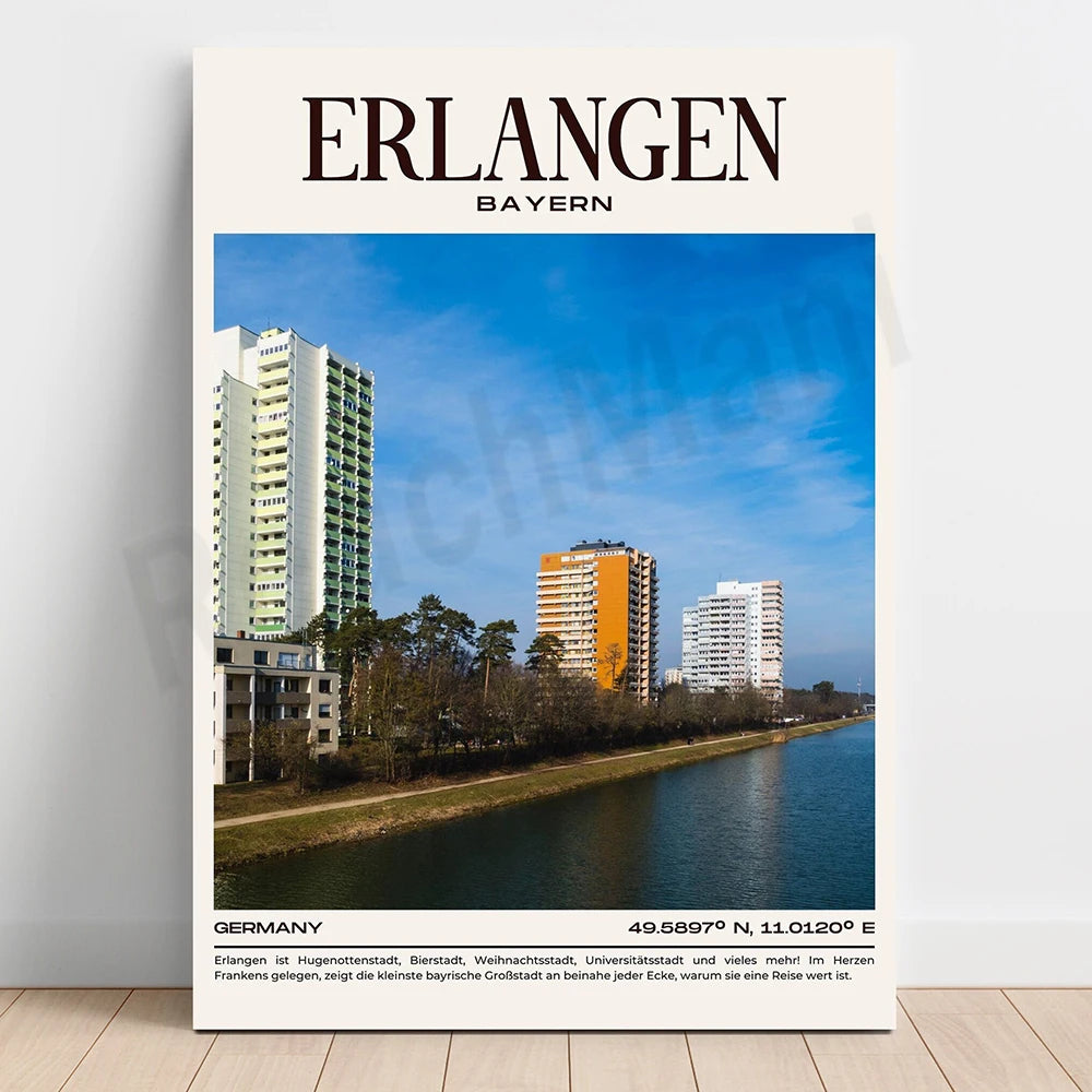L'image montre une vue panoramique de la ville d'Erlangen en Bavière, Allemagne, avec des immeubles de grande hauteur et un canal d'eau traversant le paysage urbain sous un ciel bleu dégagé.