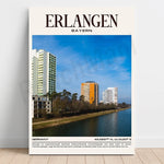 L'image montre une vue panoramique de la ville d'Erlangen en Bavière, Allemagne, avec des immeubles de grande hauteur et un canal d'eau traversant le paysage urbain sous un ciel bleu dégagé.
