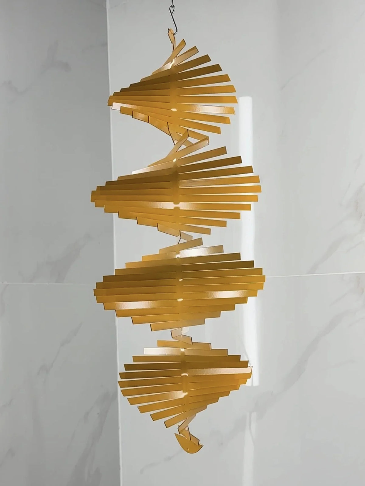 sculpture spirale moderne vert bleu rose or rayures horizontales crochets acier inoxydable