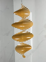 sculpture spirale moderne vert bleu rose or rayures horizontales crochets acier inoxydable