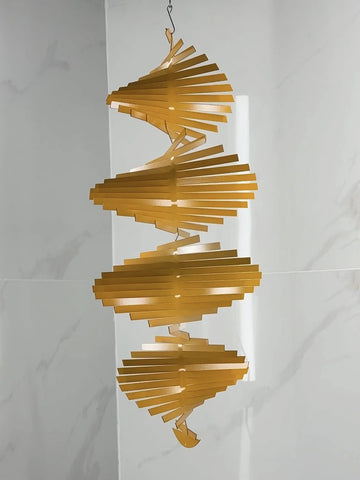 sculpture spirale moderne vert bleu rose or rayures horizontales crochets acier inoxydable