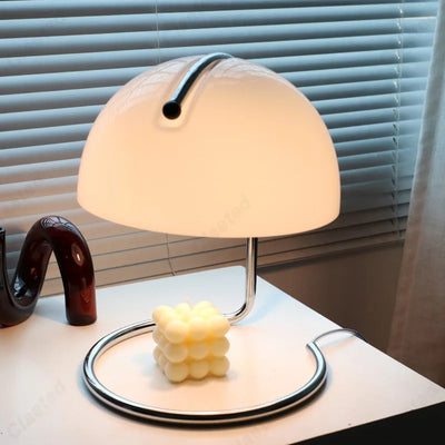 Lampe de table aromathérapie sans feu en verre Bauhaus sur une table de chevet