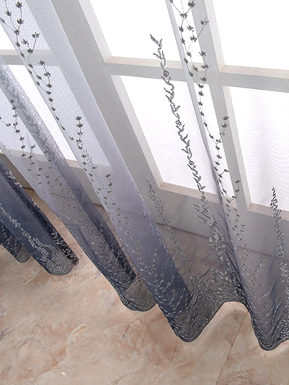 rideau voilage blanc gris dégradé motifs floraux tissu texturé translucide élégant moderne tringle dorée