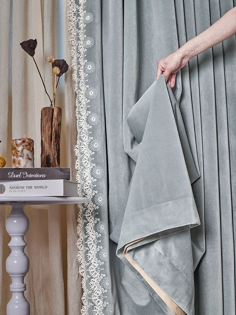 rideau velours gris clair dentelle blanche occultant salon chambre classique pompons