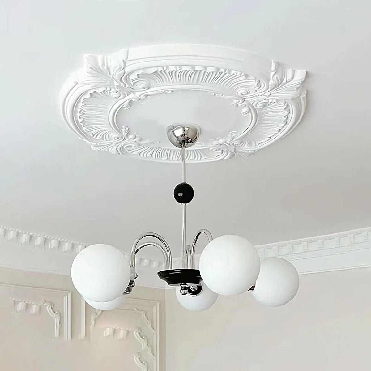 plafonnier blanc ornements baroques classique boules verre câble noir