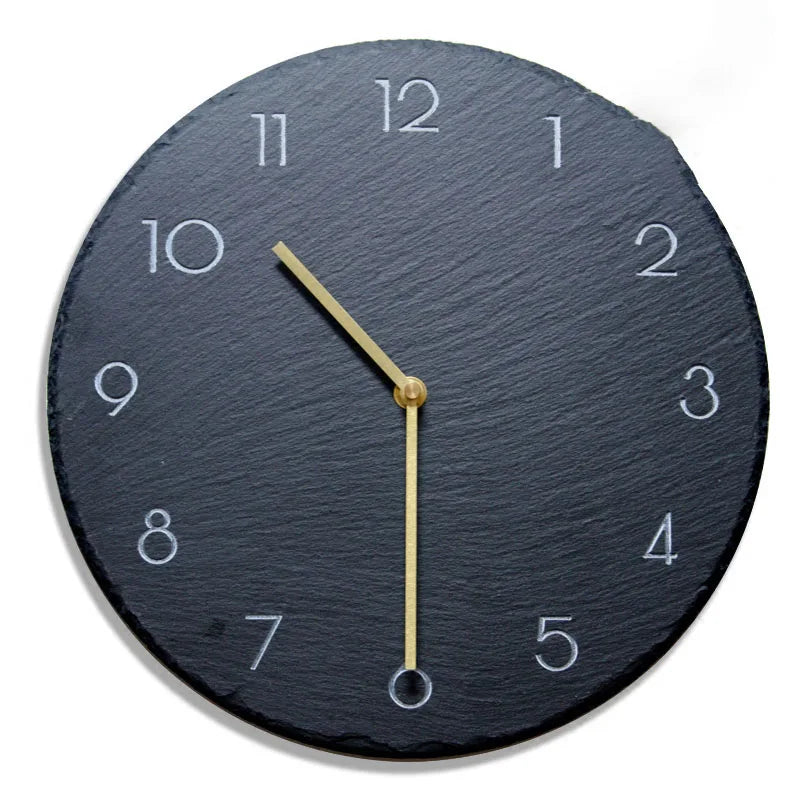 Horloge murale en ardoise 3D or grand format moderne sur mur blanc