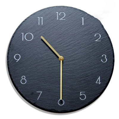 Horloge murale en ardoise 3D or grand format moderne sur mur blanc