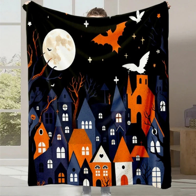 Couverture de soirée d'Halloween représentant un paysage de village illuminé au clair de lune avec des maisons fantaisistes, des arbres et des chauves-souris volant dans le ciel.