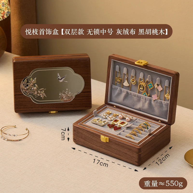 boîte bijoux bois foncé classique gravure fleurs bouton doré anneaux boucles oreilles bracelets tissu