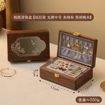 boîte bijoux bois foncé classique gravure fleurs bouton doré anneaux boucles oreilles bracelets tissu