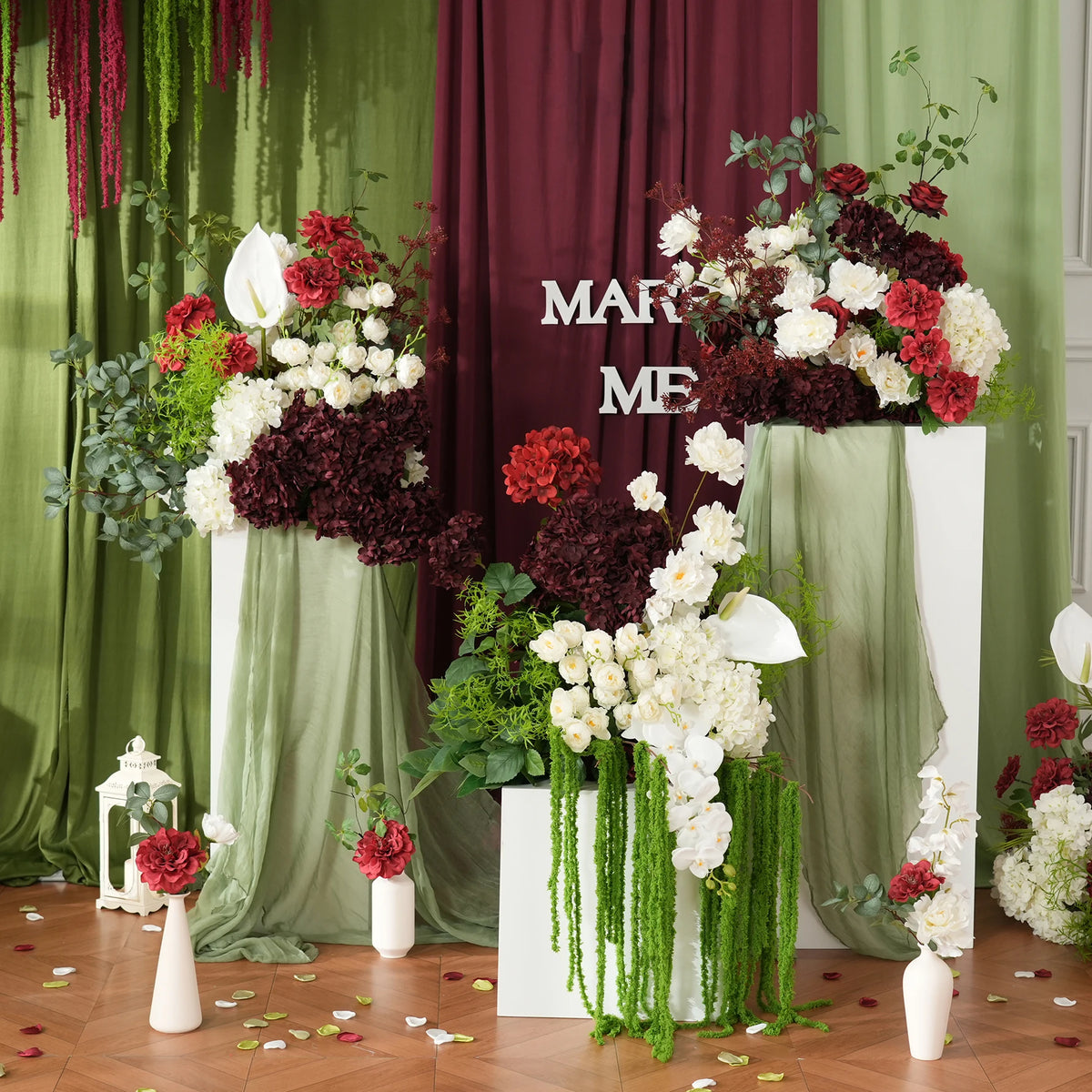 décoration événement bouquet fleurs artificielles rouge blanches vertes extérieur intérieur classique