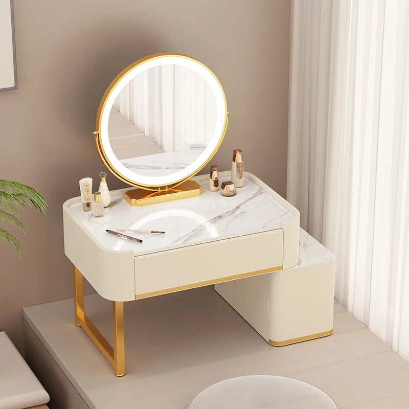 maquillage moderne marbre blanc tiroirs miroir pinceaux bouteilles pieds noirs