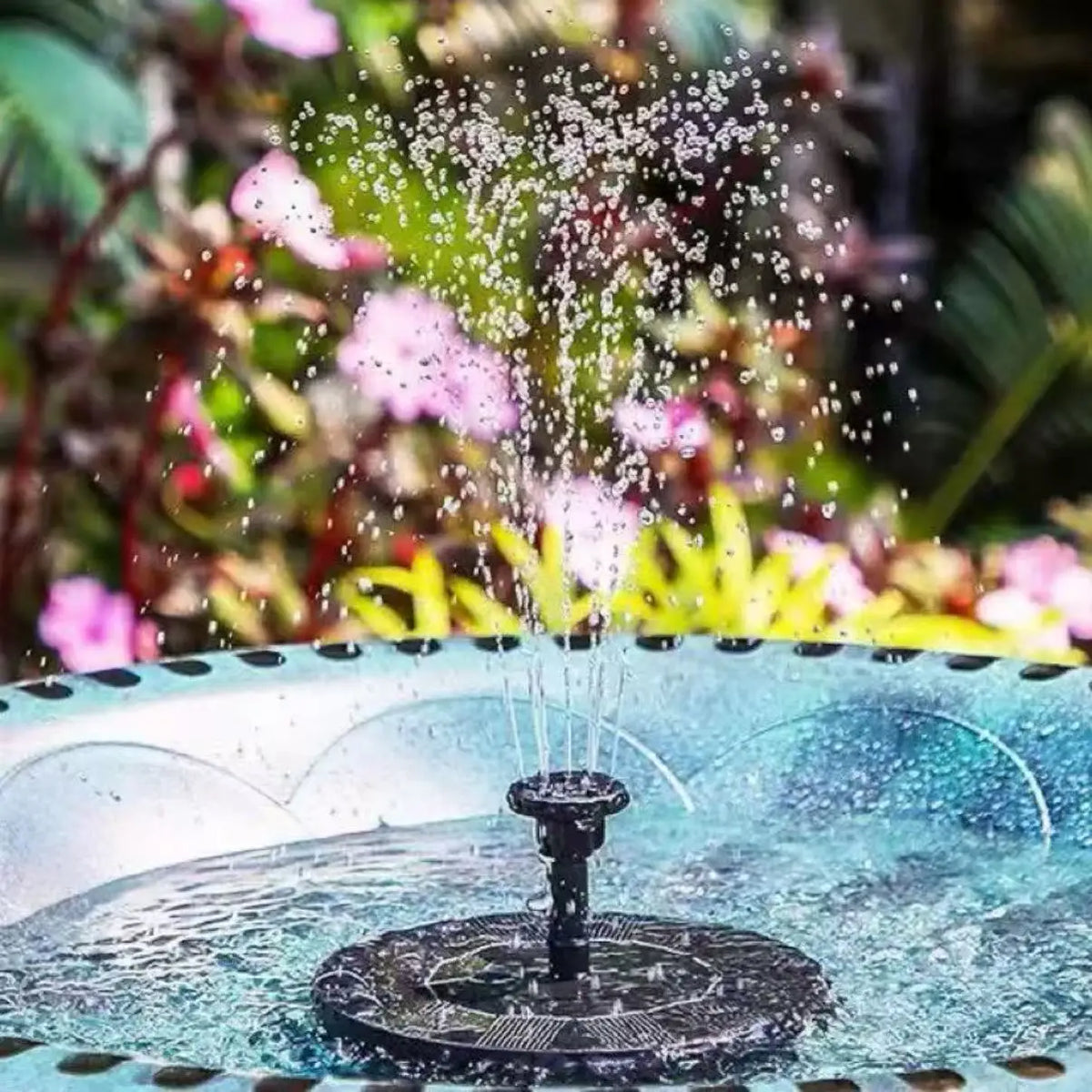 fontaine solaire panneau solaire jet eau jardin oiseaux noir grille perforations moderne adhésif rechargeable