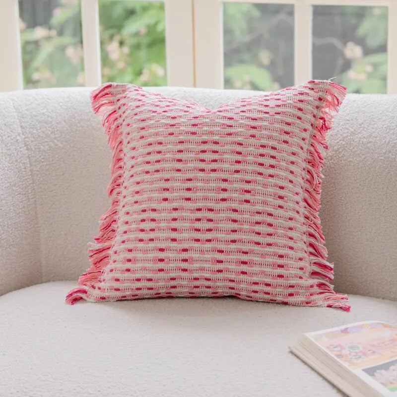 coussin deco boho chic rose blanc motif geometrique franges opaques canape lit decoration intérieure