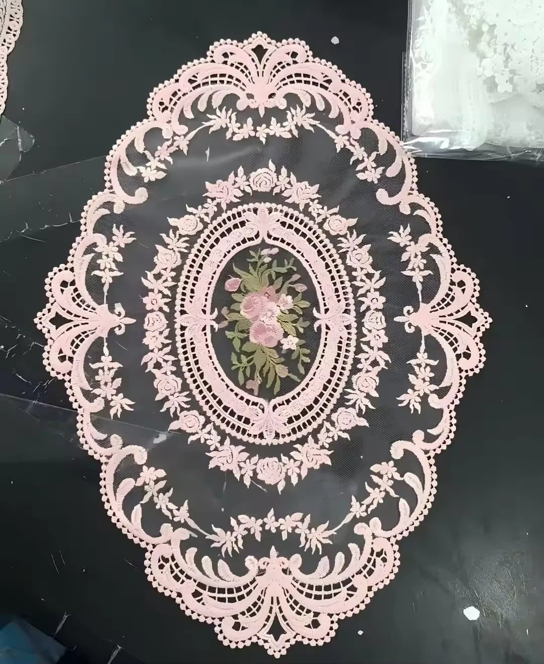 dentelle rose vintage tapis ovale floral brodé transparent romantique table erotique