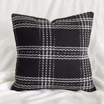 housse coussin décorative polyester coton blanc noir motif carreaux contemporain respectueux environnement maison hospitalière