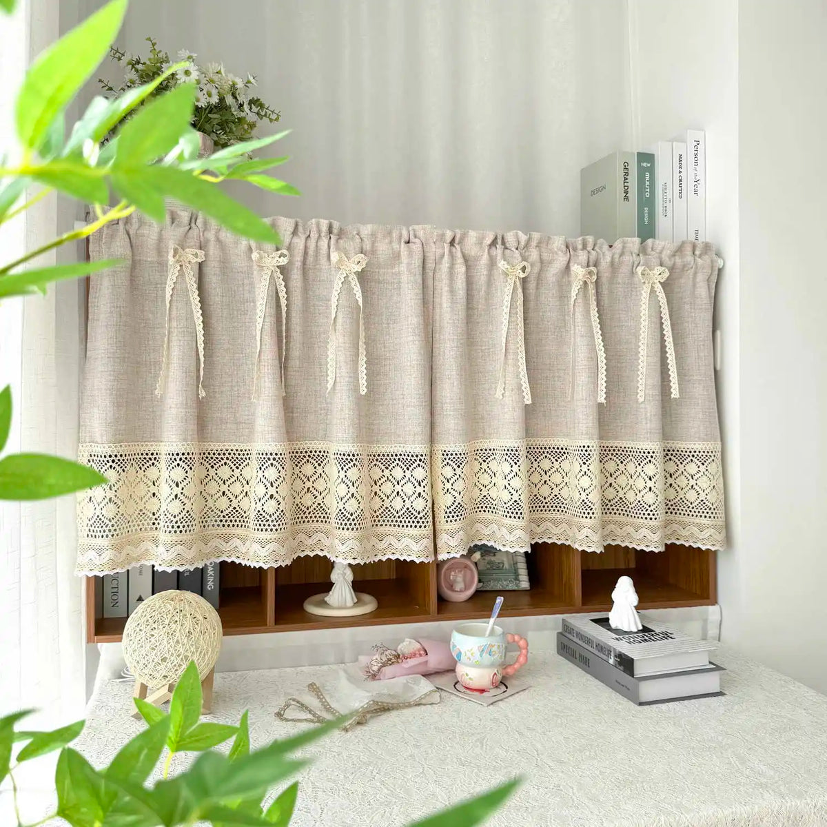 rideau beige clair texture lin bordure dentelle classique rustique fleuri maison