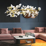 suspension lumineuse contemporaine feuilles or chaînes blanches fixations ornementales moderne