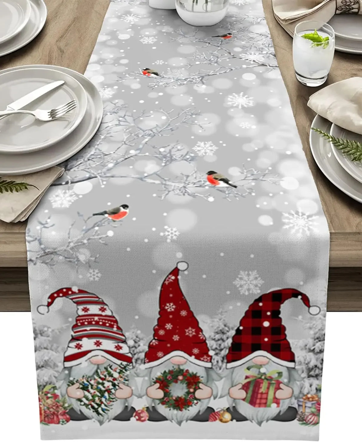 Chemin de table gris avec des nains de Noël rouges et des motifs de flocons de neige, créant une ambiance festive sur la table.
