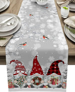 Chemin de table gris avec des nains de Noël rouges et des motifs de flocons de neige, créant une ambiance festive sur la table.