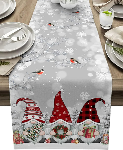 Chemin de table gris avec des nains de Noël rouges et des motifs de flocons de neige, créant une ambiance festive sur la table.