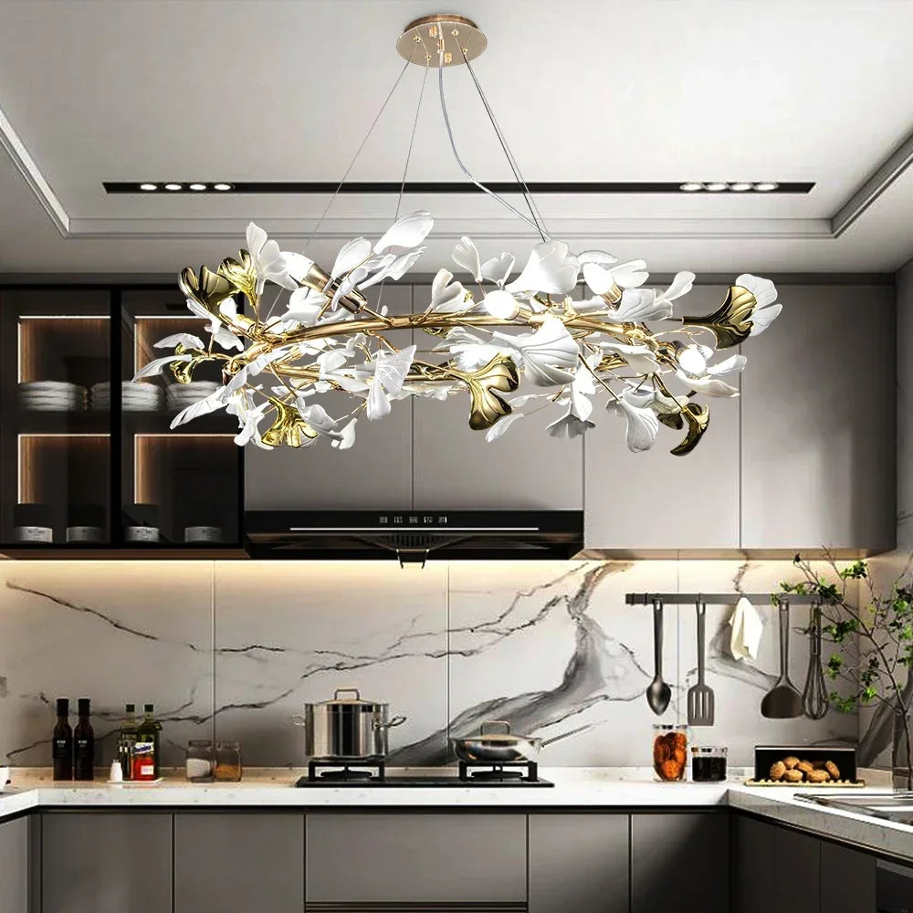 suspension lumineuse contemporaine feuilles or chaînes blanches fixations ornementales moderne
