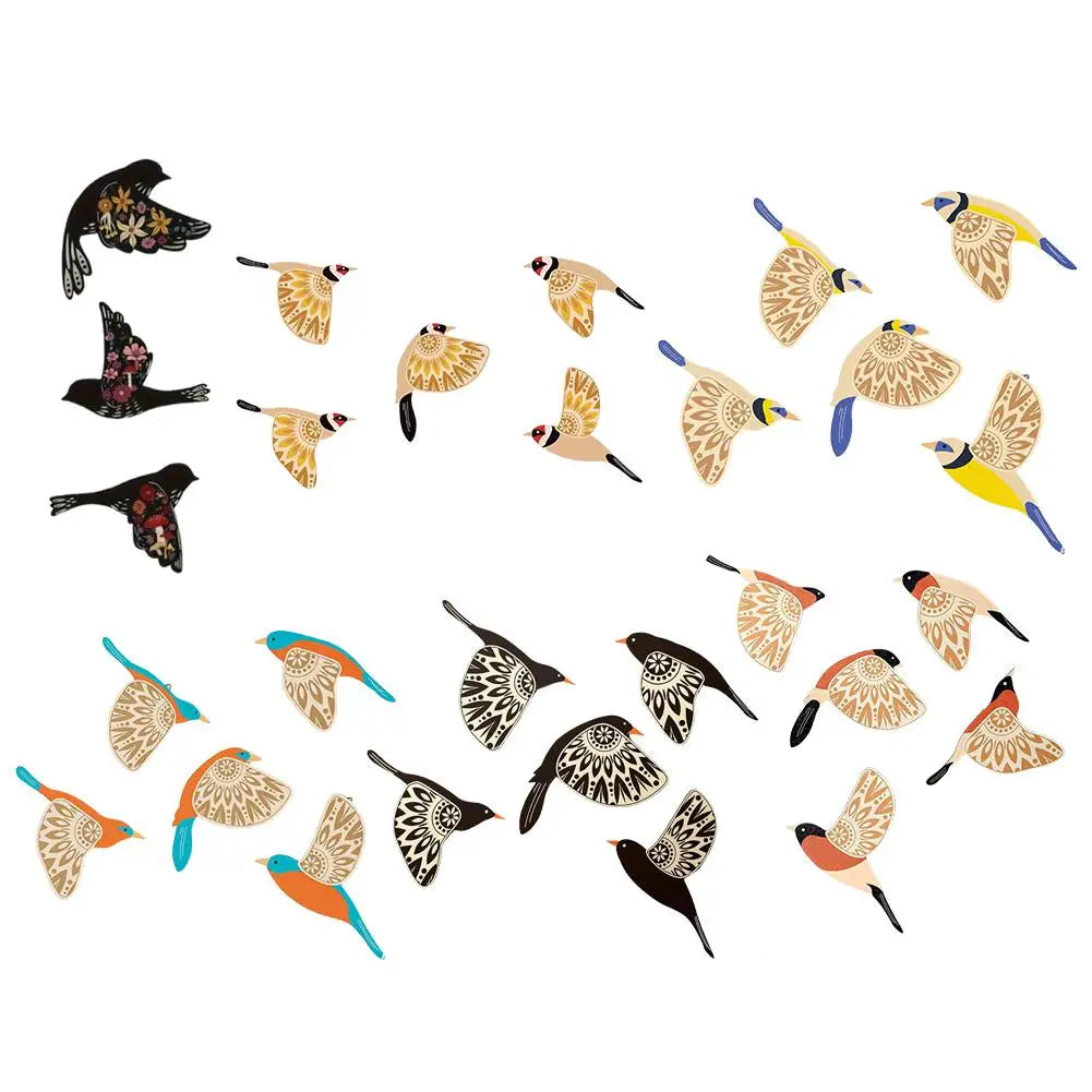 décoration murale oiseaux volants bois artisanal motifs floraux géométriques beige noir rouge jaune bleu