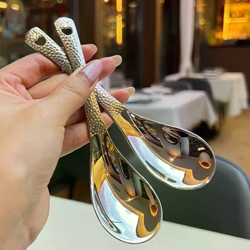 cuillère soupe acier inoxydable argenté texture martelée moderne opacité émaille cuisine maison