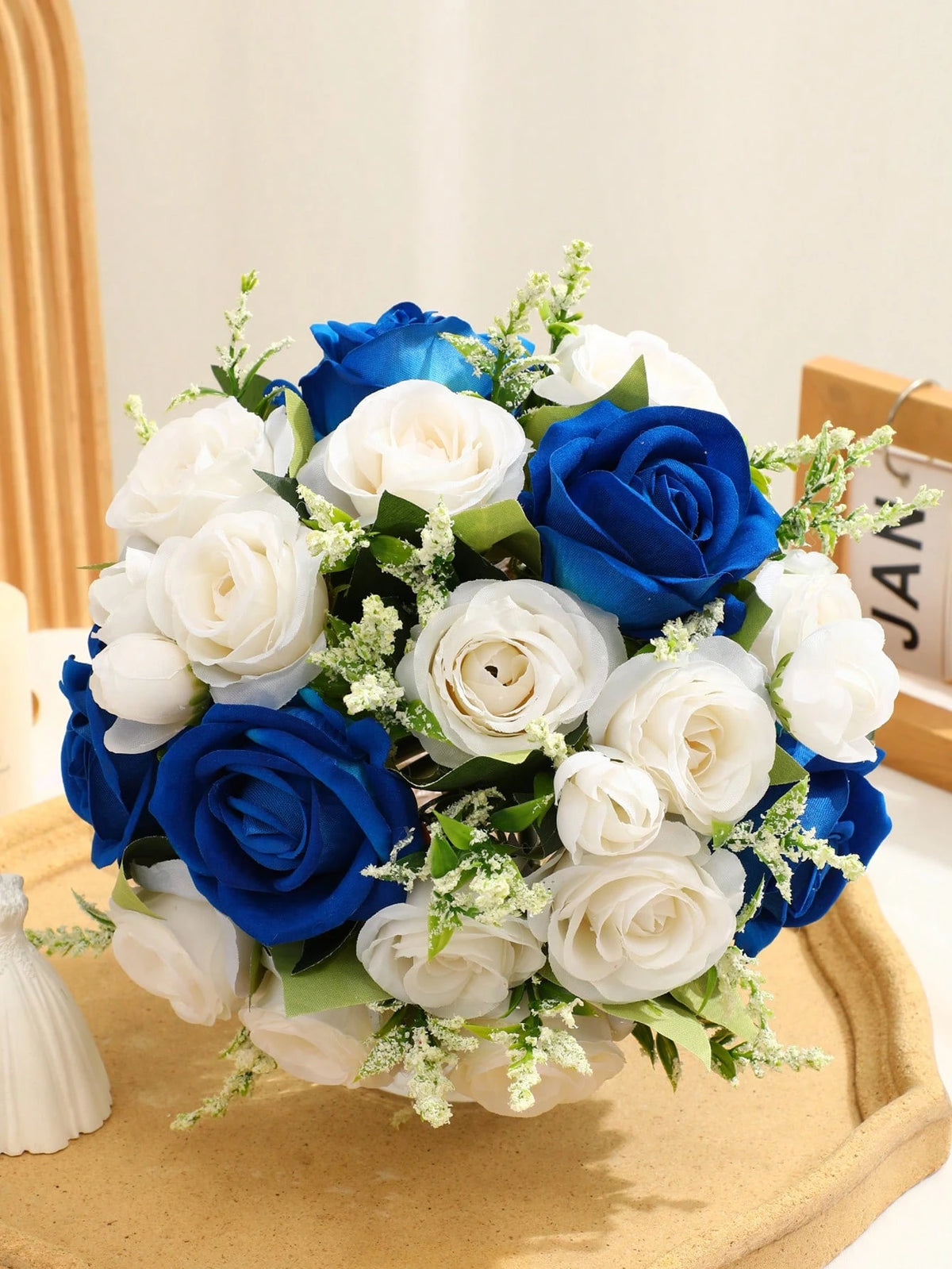 bouquets mariage roses artificielles bleu blanc vert romantique fleurs veloutées feuilles ruban satin blanc