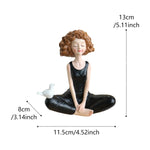 statue femme méditation yoga zen décoration intérieure jardin fleurs papillons textures naturelles ornement