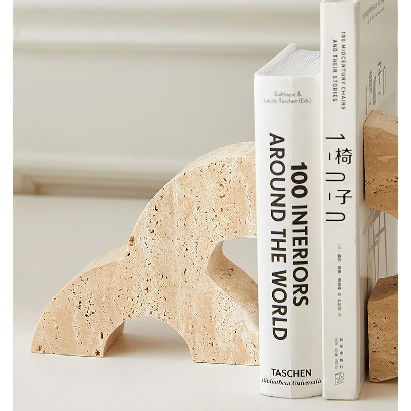 Détail de la texture naturelle du travertin beige