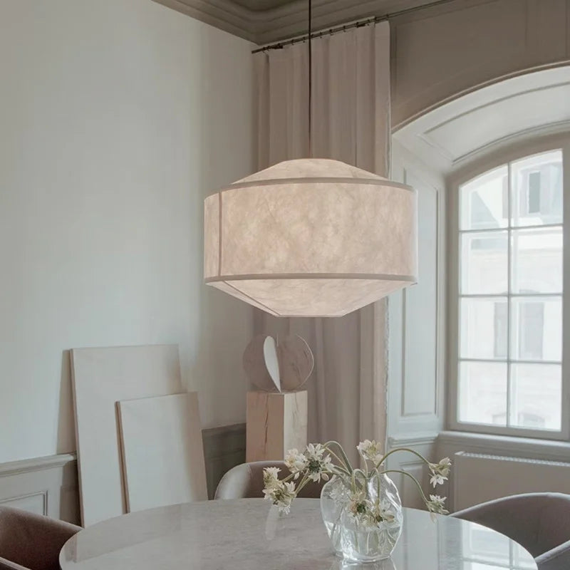 suspension lumineuse tissu blanc beige moderne minimaliste lustre salon chambre intérieur épuré