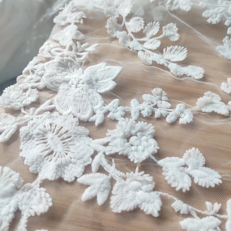 tissu dentelle fleurs feuilles polyester nylon blanc motifs relief translucide