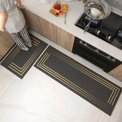 Un design élégant et moderne de carreaux noirs et dorés dans la cuisine, ajoutant une touche sophistiquée à l'espace.