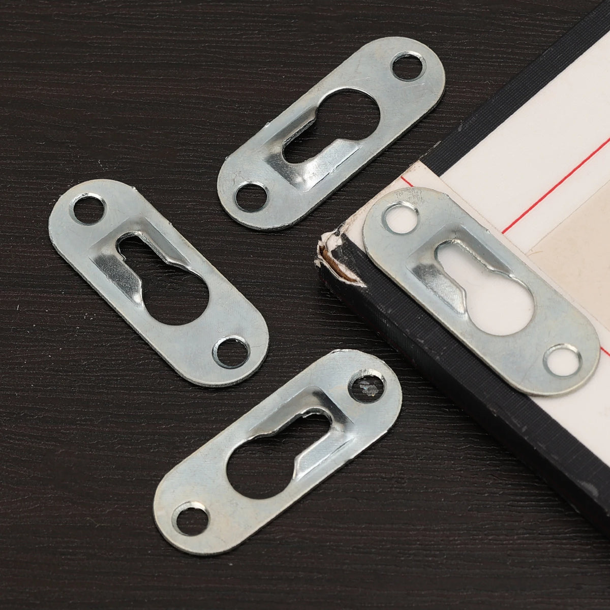 clips fixation cadres argentés vis pratiques suspension murales travail bois