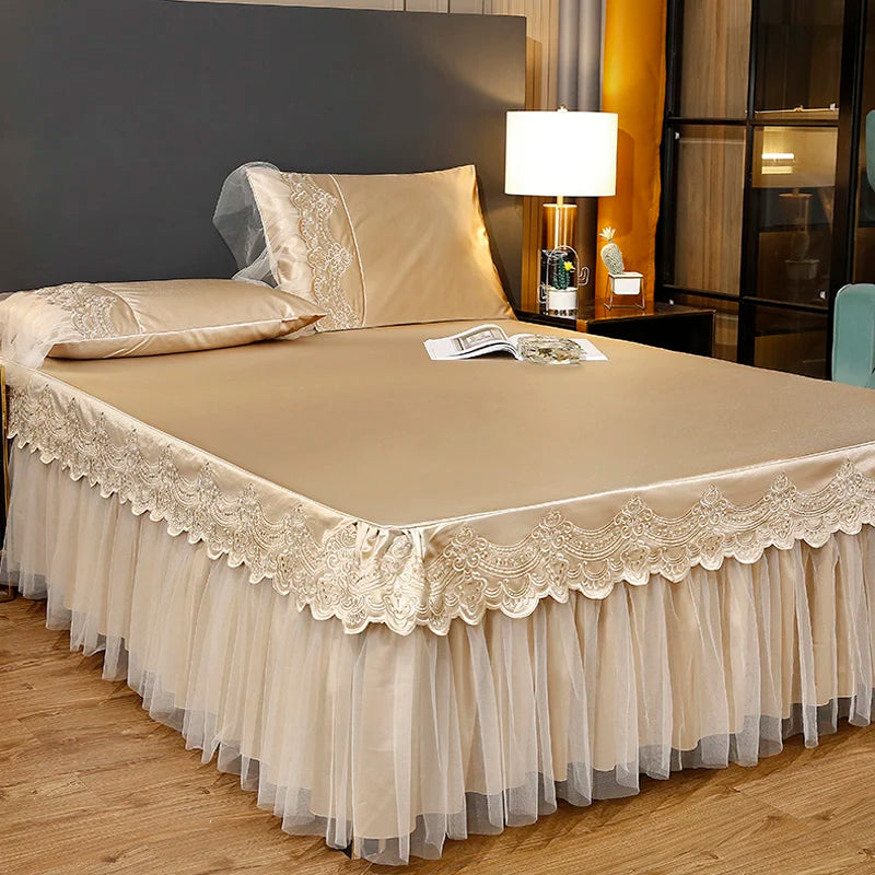 drap lit beige clair broderie fine satiné élégant oreillers taies assorties