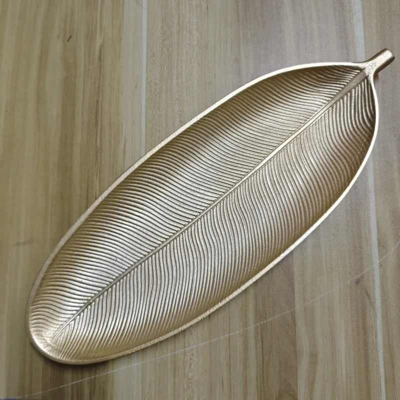 assiette moderne imprimée feuille dorée plateforme bijoux accessoire décoration maison élégante texture naturelle opacité