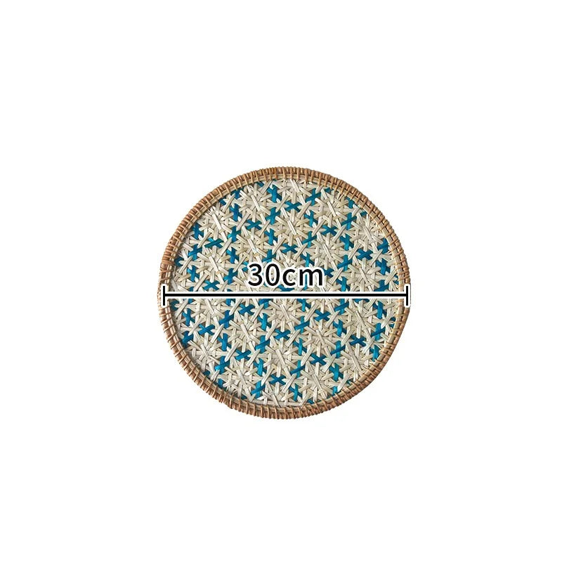 assiettes rotin colorées motifs géométriques naturel vert bleu jaune rouge traditionnel artisanal
