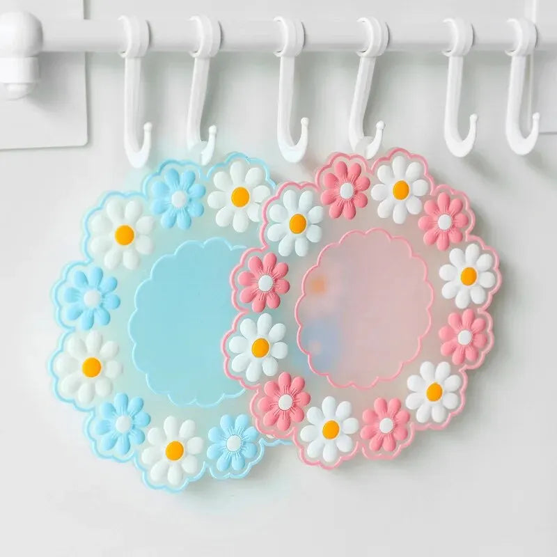 tapis table silicone moderne fleurs blanches bordure dentelée bleu rose blanc
