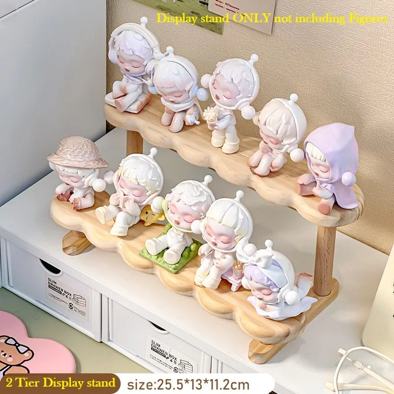 présentoir bois support rangement figurines cartoon mignon personnages stylisés vêtements colorés salon decoration