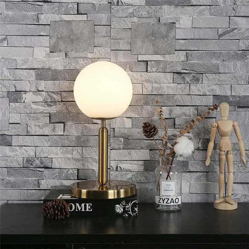 Lampe de chevet design boule de verre laiteuse LED noire dans un bureau moderne