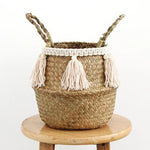 Panier de rangement en jonc de mer blanc dans une chambre pour stocker du linge