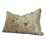 coussin décoratif rectangulaire brodé motif floral feuilles couleur beige clair maison siège voiture