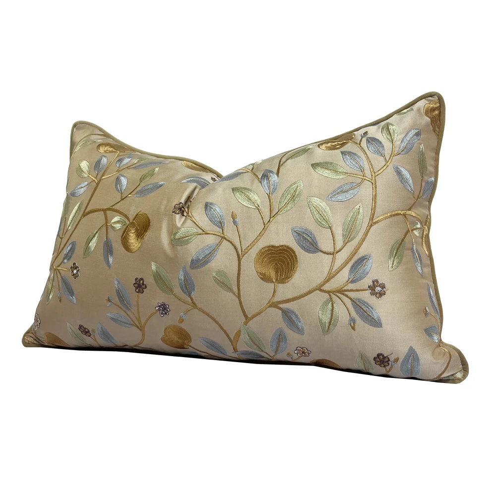 coussin décoratif rectangulaire brodé motif floral feuilles couleur beige clair maison siège voiture