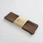 serviettes tissu pliées rustique bohème minimaliste liens anneaux couleurs beige rose vert bleu gris