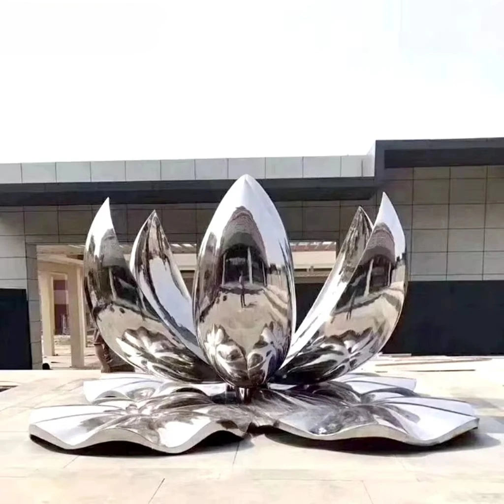 Sculpture lotus métal argenté surfaces réfléchissantes moderne artistique