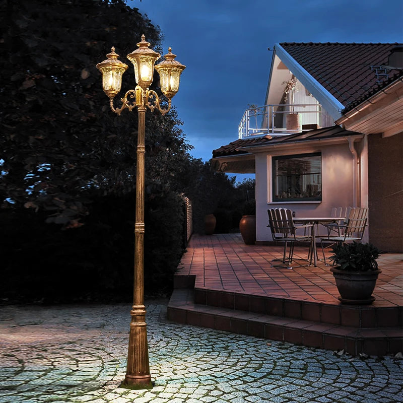 lampadaire extérieur trois lumières bronze noir verre transparent classique abat jours verreextérieur éclairage jardin